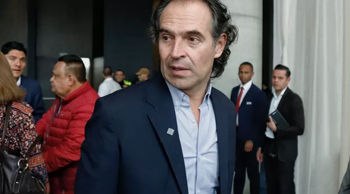 El alcalde de Medellín, Federico Gutiérrez, celebra la elección de Carlos Camargo como nuevo magistrado de la Corte Constitucional. El alcalde de Medellín, Federico Gutiérrez, celebra la elección de Carlos Camargo como nuevo magistrado de la Corte Constitucional.