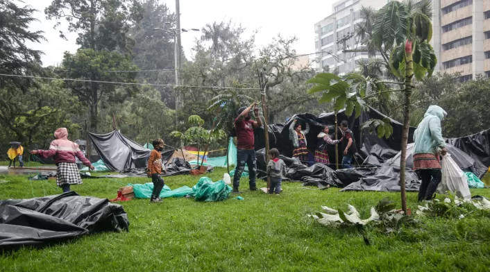 Regreso histórico: 1.800 personas Emberá, incluyendo 650 niños, retornarán a sus territorios étnicos desde Bogotá. Distrito brinda garantías y subsidios para facilitar el retorno. Regreso histórico: 1.800 personas Emberá, incluyendo 650 niños, retornarán a sus territorios étnicos desde Bogotá. Distrito brinda garantías y subsidios para facilitar el retorno.
