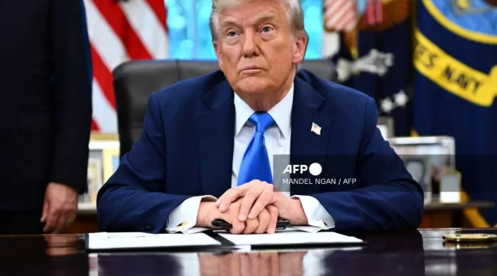 El presidente Donald Trump firma proclamación que exige a empresas estadounidenses pagar 100.000 dólares por trabajador extranjero bajo visas H1B, amenazando competitividad tecnológica. El presidente Donald Trump firma proclamación que exige a empresas estadounidenses pagar 100.000 dólares por trabajador extranjero bajo visas H1B, amenazando competitividad tecnológica.