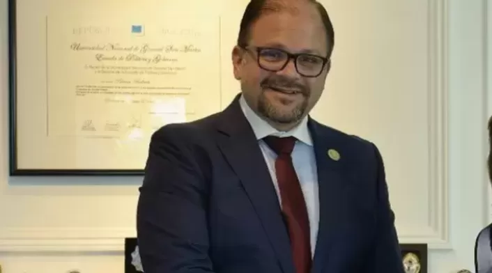 El ministro del Interior de Ecuador, John Reinberg, detalla operación contra grupo Comandos de la Frontera, incautación de bienes y captura internacional de alias 'Álvarez Roberto', 'el gerente'. El ministro del Interior de Ecuador, John Reinberg, detalla operación contra grupo Comandos de la Frontera, incautación de bienes y captura internacional de alias 'Álvarez Roberto', 'el gerente'.