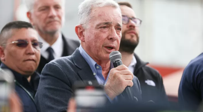 Rafael Nieto habla sobre la posible candidatura de Álvaro Uribe Vélez al Senado en el puesto 25 del Centro Democrático. ¿Qué implicaciones tiene esta estrategia electoral? Rafael Nieto habla sobre la posible candidatura de Álvaro Uribe Vélez al Senado en el puesto 25 del Centro Democrático. ¿Qué implicaciones tiene esta estrategia electoral?