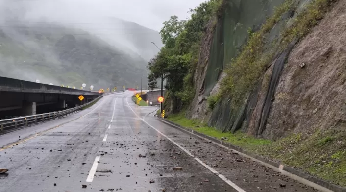 Derrumbe en vía BogotáVillavicencio: autoridades establecen rutas alternas y refuerzan seguridad para garantizar movilidad. Medidas inmediatas ante emergencia. Derrumbe en vía BogotáVillavicencio: autoridades establecen rutas alternas y refuerzan seguridad para garantizar movilidad. Medidas inmediatas ante emergencia.