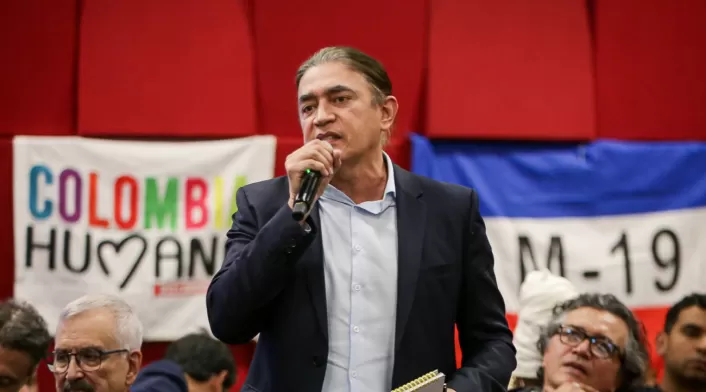 Gustavo Bolívar advierte sobre posibles alianzas de Daniel Quintero con la corrupción. Unión de Carolina Corcho e Iván Cepeda es crucial para el Pacto Histórico. Gustavo Bolívar advierte sobre posibles alianzas de Daniel Quintero con la corrupción. Unión de Carolina Corcho e Iván Cepeda es crucial para el Pacto Histórico.