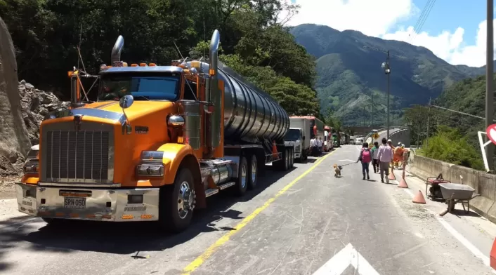 Henry Palma, director de la Cámara de Comercio de Villavicencio, y Juan Carlos, camionero afectado, exponen en La FM el impacto de los cierres en la vía al Llano. Pérdidas diarias ascienden a 50.000 millones de pesos. Henry Palma, director de la Cámara de Comercio de Villavicencio, y Juan Carlos, camionero afectado, exponen en La FM el impacto de los cierres en la vía al Llano. Pérdidas diarias ascienden a 50.000 millones de pesos.