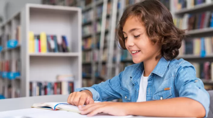 Los juegos de palabras y dramatizaciones convierten la lectura en un momento divertido. Los juegos de palabras y dramatizaciones convierten la lectura en un momento divertido.