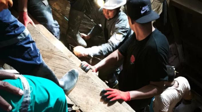 Andredy Cabal, jefe de mina La Reliquia, relata el rescate de 22 mineros atrapados tras derrumbe. Optimismo y unión clave para sobrevivir. Andredy Cabal, jefe de mina La Reliquia, relata el rescate de 22 mineros atrapados tras derrumbe. Optimismo y unión clave para sobrevivir.
