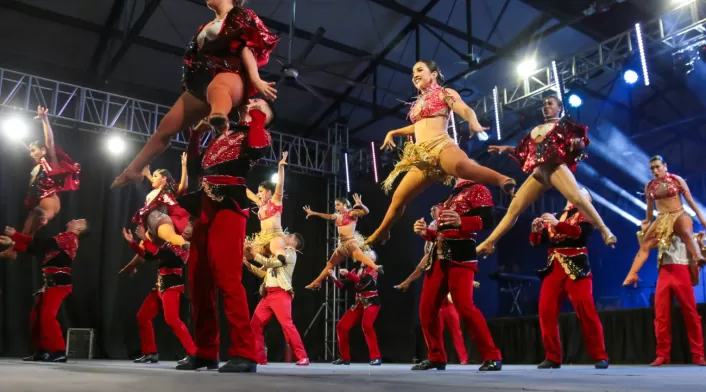 Ensálsate presenta su espectáculo de salsa y folclor colombiano en Bogotá los días 27 y 28 de septiembre en el Teatro Cafam. Con más de 200 artistas y 400 cambios de vestuario, la compañía busca consolidar a Cali como epicentro de la salsa en el país. Ensálsate presenta su espectáculo de salsa y folclor colombiano en Bogotá los días 27 y 28 de septiembre en el Teatro Cafam. Con más de 200 artistas y 400 cambios de vestuario, la compañía busca consolidar a Cali como epicentro de la salsa en el país.