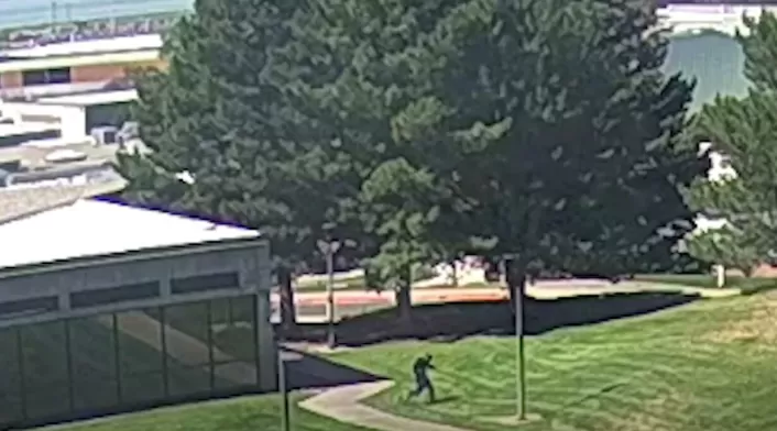 Captura de pantalla de un video en el que se ve a un hombre sospechoso de asesinar al influencer de derecha Charlie Kirk.