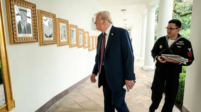 El presidente estadounidense, Donald Trump, observa su retrato en la Casa Blanca.
