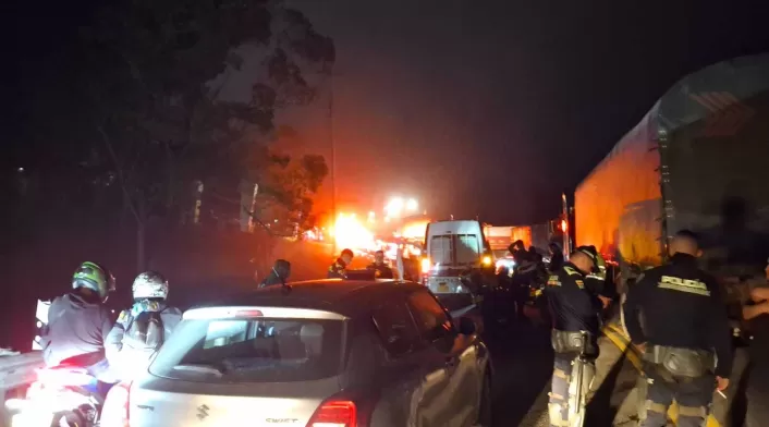 Imagen del alto flujo vehicular en la vía al Llano la noche del 29 de septiembre del 2025