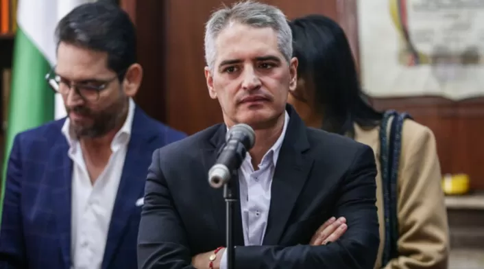 El gobernador de Antioquia, Andrés Julián Rendón, afirmó que el hostigamiento a su helicóptero no puso en riesgo su vida, aunque reconoció la presencia de drones. ¿Cómo enfrentará Antioquia la amenaza de drones y la crisis de seguridad? El gobernador de Antioquia, Andrés Julián Rendón, afirmó que el hostigamiento a su helicóptero no puso en riesgo su vida, aunque reconoció la presencia de drones. ¿Cómo enfrentará Antioquia la amenaza de drones y la crisis de seguridad?