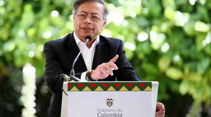 Gustavo Petro acusa al CNE de golpe a la democracia al dilatar decisión sobre personería del Pacto Histórico. Movilización urgente para evitar freno a proceso de fusión. Gustavo Petro acusa al CNE de golpe a la democracia al dilatar decisión sobre personería del Pacto Histórico. Movilización urgente para evitar freno a proceso de fusión.