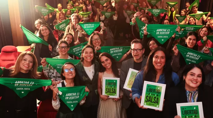 Integrantes del movimiento Causa Justa, que logró la despenalización del aborto hasta la semana 24 en Colombia, sosteniendo pañuelos verdes en un evento público.