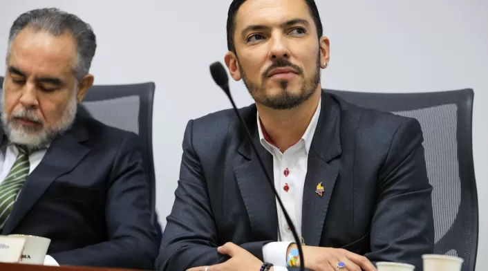 Imagen de archivo del ministro de la Igualdad, Juan Carlos Florián, en primer plano mientras al fondo se ve el ministro del Interior, Armando Benedetti.