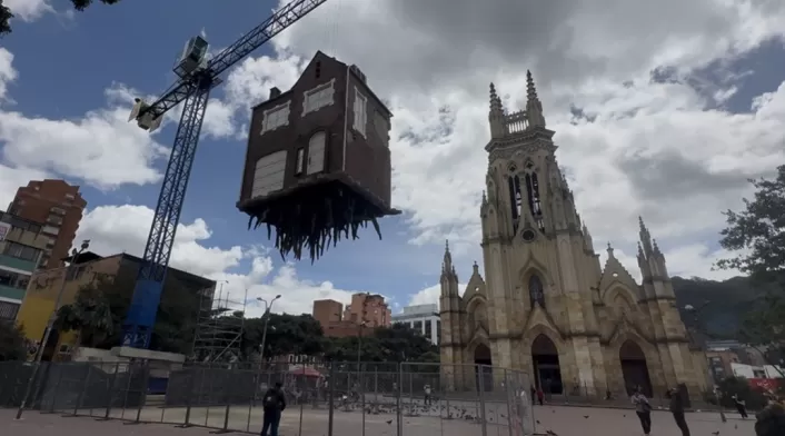 Obra de arte “Arrancada de raíz” en la Plaza de Lourdes
