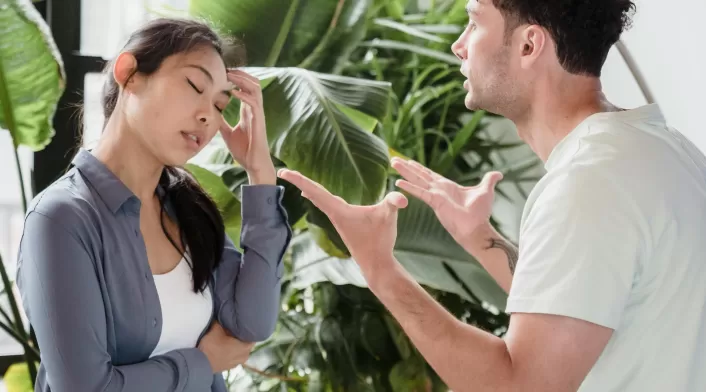 Las microinfidelidades: pequeños gestos que pueden minar la confianza en la pareja. Las microinfidelidades: pequeños gestos que pueden minar la confianza en la pareja.