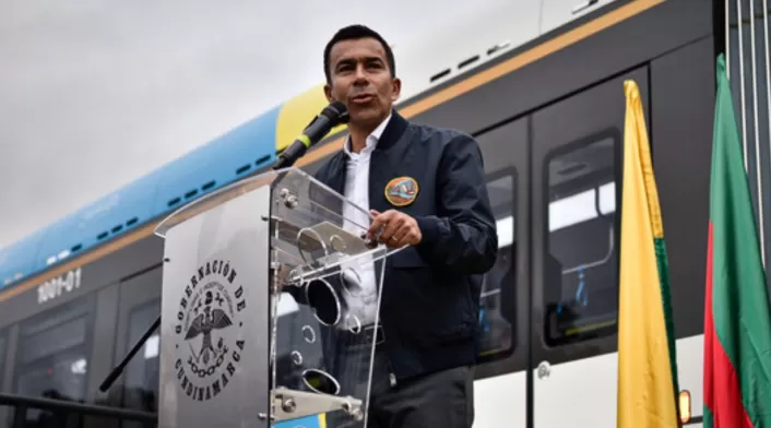 El gobernador de Cundinamarca, Jorge Rey, explica la magnitud del deslizamiento que mantiene cerrada la vía al Llano y las opciones para conductores El gobernador de Cundinamarca, Jorge Rey, explica la magnitud del deslizamiento que mantiene cerrada la vía al Llano y las opciones para conductores