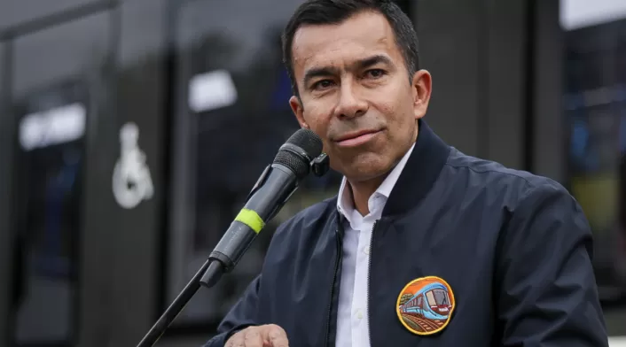 El gobernador de Cundinamarca, Jorge Rey, revela pérdidas diarias de 20,000 millones de pesos por cierre de la Vía al Llano debido a deslizamientos. El gobernador de Cundinamarca, Jorge Rey, revela pérdidas diarias de 20,000 millones de pesos por cierre de la Vía al Llano debido a deslizamientos.