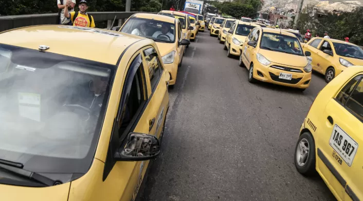 Gran movilización de gremios del transporte en Bogotá este martes 16 de septiembre. Conductores de taxis, motociclistas, domiciliarios, transporte escolar, plataformas digitales, grúas y camiones de carga se unen en protesta por la movilidad en la capital. Gran movilización de gremios del transporte en Bogotá este martes 16 de septiembre. Conductores de taxis, motociclistas, domiciliarios, transporte escolar, plataformas digitales, grúas y camiones de carga se unen en protesta por la movilidad en la capital.