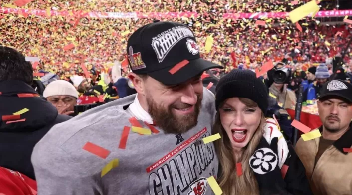 El papá de Kelce, comentó hace poco en una entrevista que él le recomendó hacer la propuesta en un momento íntimo El papá de Kelce, comentó hace poco en una entrevista que él le recomendó hacer la propuesta en un momento íntimo