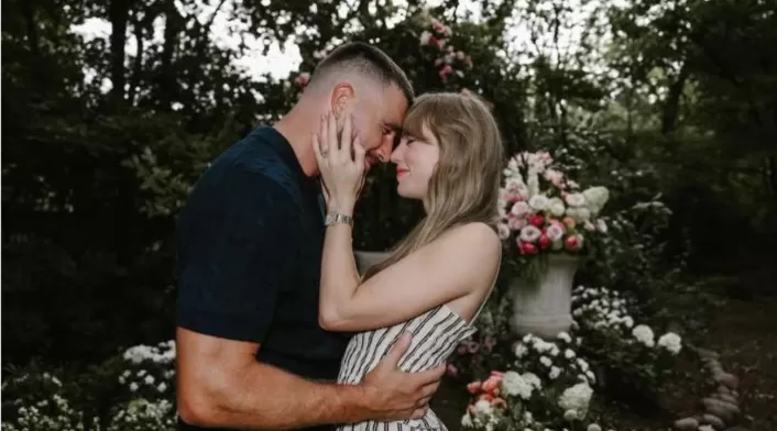 La historia de su relación comenzó cuando Travis Kelce intentó sin éxito entregarle un "brazalete de la amistad" La historia de su relación comenzó cuando Travis Kelce intentó sin éxito entregarle un "brazalete de la amistad"