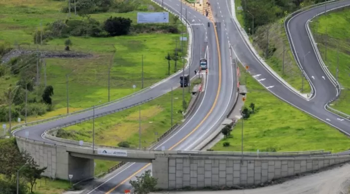 Arnulfo Cuervo, presidente de Fedetranscarga, revela pérdidas millonarias diarias en el transporte de carga debido a restricciones viales en Cundinamarca. Arnulfo Cuervo, presidente de Fedetranscarga, revela pérdidas millonarias diarias en el transporte de carga debido a restricciones viales en Cundinamarca.