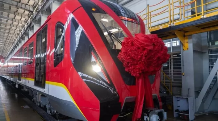El primer tren de la Línea 1 del Metro de Bogotá salió del puerto de Qingdao, en China, el 3 de agosto de 2025.