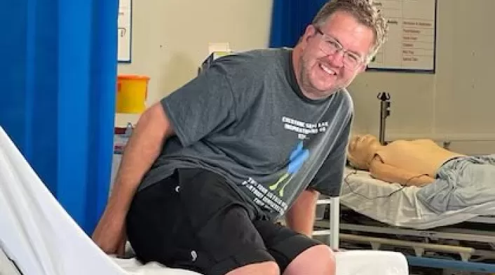 Neil Hopper, cirujano británico que se amputó las piernas