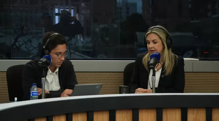 Vicky Dávila en la cabina de La FM para Tribuna RCN Vicky Dávila en la cabina de La FM para Tribuna RCN