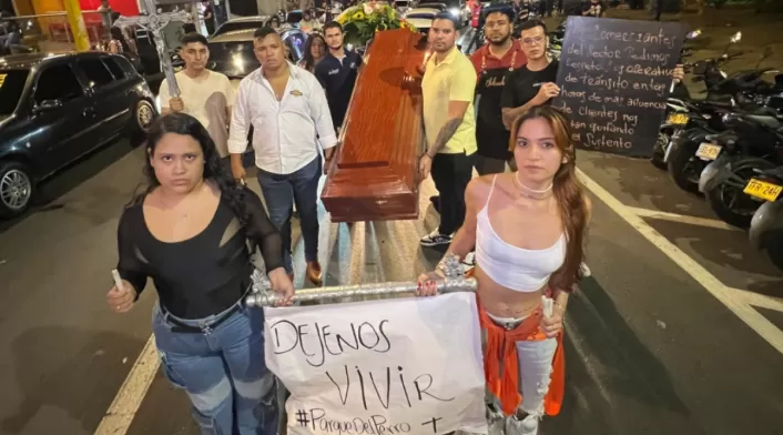 Los comerciantes se manifestaron con pancartas, velas y un ataúd