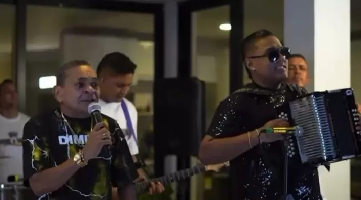 Mane Díaz y su acordeonero, Danni Salazar.