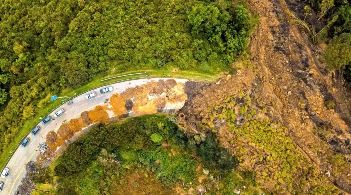 El mandatario advirtió que, 15 días después del incidente, los problemas de escorrentía de agua en la parte alta de la montaña persisten