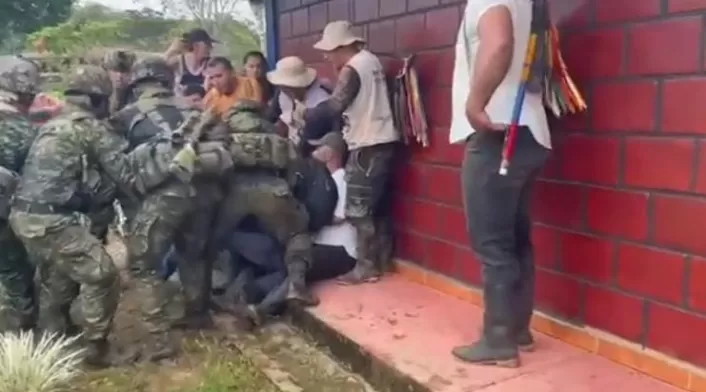 El operativo de las autoridades terminó en enfrentamientos entre la comunidad y tropas del Ejército.