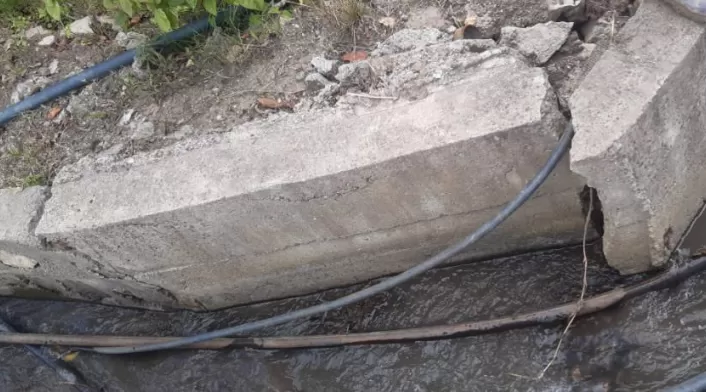 El gobernador recordó que la anterior concesión ya había identificado el problema y construido canales y pozos de abatimiento para controlar el agua.