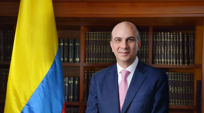 Carlos Camargo Assis se posesiona como nuevo magistrado de la Corte Constitucional para el periodo 2025-2033, equilibrando los pesos y contrapesos en decisiones clave como la reforma tributaria y pensional. Magistrado Carlos Camargo