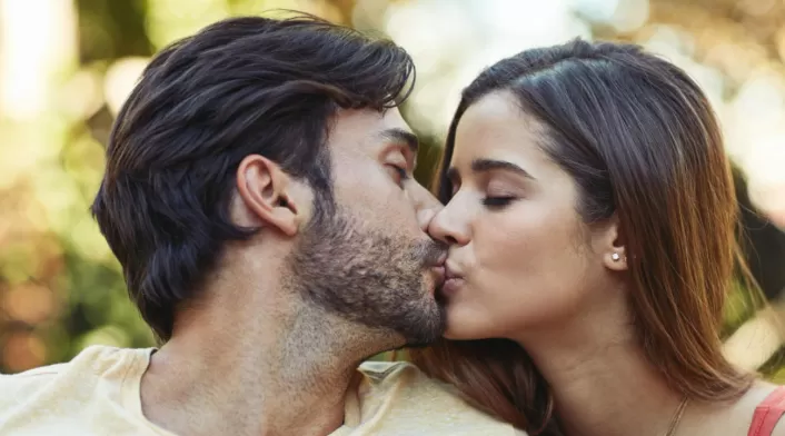 Estudios confirman que los besos frecuentes aumentan los niveles de inmunoglobulina A. Estudios confirman que los besos frecuentes aumentan los niveles de inmunoglobulina A.