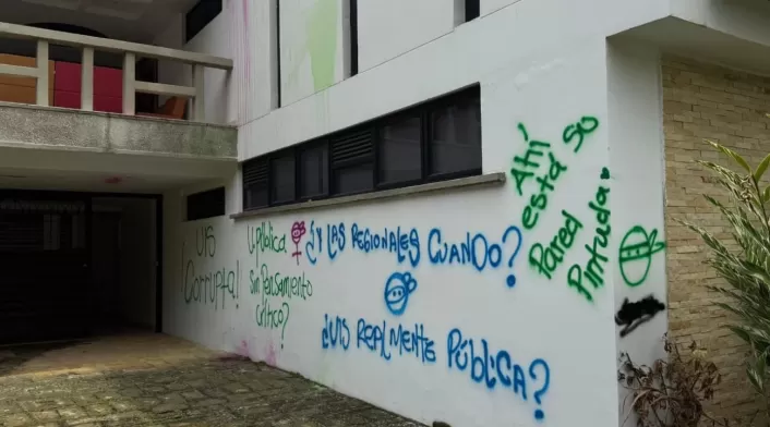 Varios edificios fueron pintados con grafitis y consignas políticas, entre ellos el Instituto de Lenguas.
