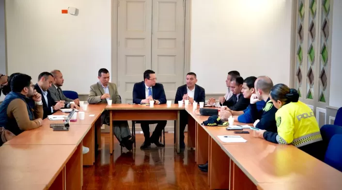 Reunión urgente en Guaviare por crisis de seguridad: gobernador y alcaldes exigen protección ante amenazas de grupos criminales. Viceministro anuncia inversión millonaria para fortalecer seguridad en la región. Reunión urgente en Guaviare por crisis de seguridad: gobernador y alcaldes exigen protección ante amenazas de grupos criminales. Viceministro anuncia inversión millonaria para fortalecer seguridad en la región.