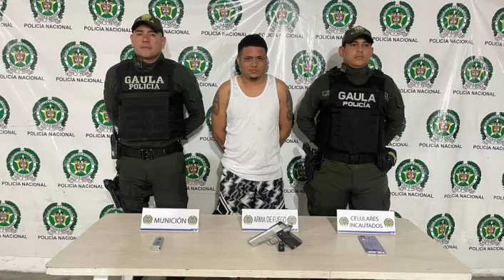 Alias 'Enzo', capturado en Barranquilla durante operativo contra grupo criminal 'Los Costeños'. Arma de fuego incautada. Alias 'Enzo', capturado en Barranquilla durante operativo contra grupo criminal 'Los Costeños'. Arma de fuego incautada.