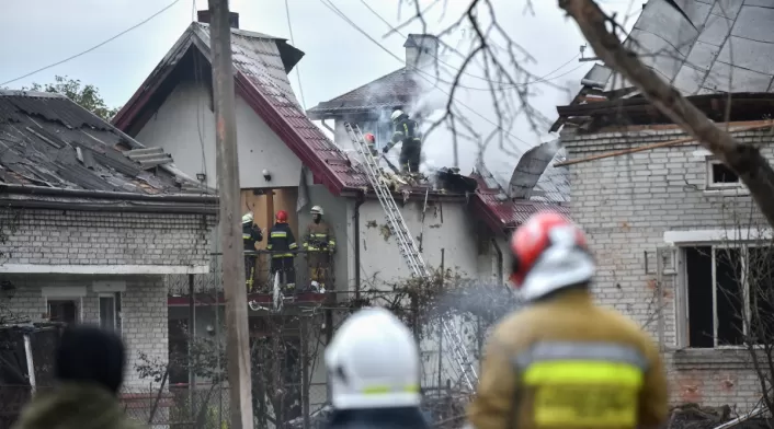 Equipos de rescate ucranianos trabajan en el lugar de un ataque aéreo en Lapaivka, región de Lviv, el 5 de octubre de 2025, en medio de la invasión de Rusia a Ucrania.