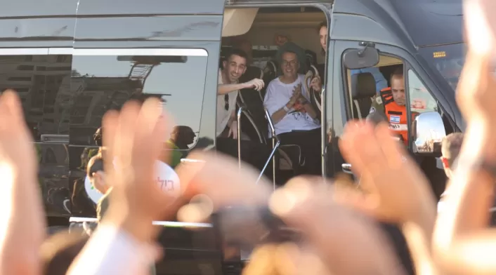 En Tel Aviv celebran la liberación de los rehenes vivos de Gaza. En Tel Aviv celebran la liberación de los rehenes vivos de Gaza.