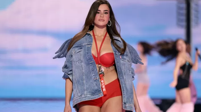 Barbie Ferreira, mujer de talla grande, se luce en el Victoria’s Secret Fashion Show 2025 Barbie Ferreira, mujer de talla grande, se luce en el Victoria’s Secret Fashion Show 2025