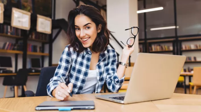 Estas oportunidades hacen parte de la estrategia “Bogotá, mi Ciudad, mi Casa”, que promueve el acceso a programas internacionales de educación superior, investigación y movilidad académica Estas oportunidades hacen parte de la estrategia “Bogotá, mi Ciudad, mi Casa”, que promueve el acceso a programas internacionales de educación superior, investigación y movilidad académica
