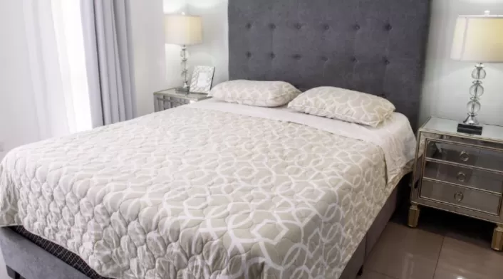 La importancia de cambiar las sábanas semanalmente para la salud y el bienestar. Expertos en higiene recomiendan lavar la ropa de cama regularmente para evitar problemas de piel y respiratorios La importancia de cambiar las sábanas semanalmente para la salud y el bienestar. Expertos en higiene recomiendan lavar la ropa de cama regularmente para evitar problemas de piel y respiratorios