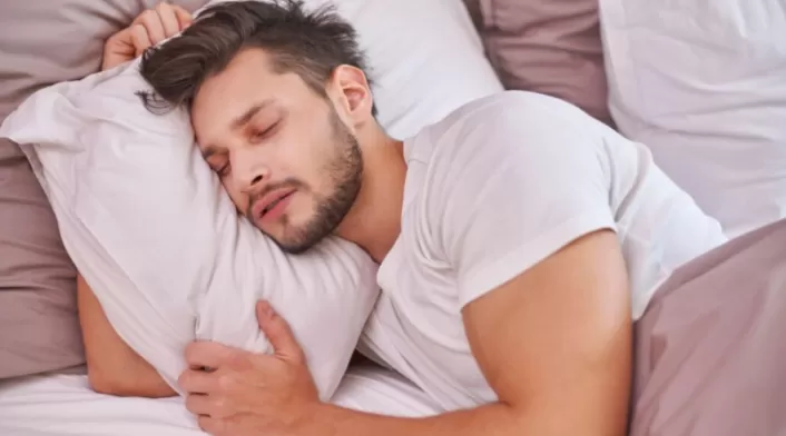 Además, las fundas de las almohadas no se pueden quedar atrás. Algunos estudios han detectado que, si no se lavan a tiempo, pueden albergar más bacterias que la tapa de un inodoro Además, las fundas de las almohadas no se pueden quedar atrás. Algunos estudios han detectado que, si no se lavan a tiempo, pueden albergar más bacterias que la tapa de un inodoro