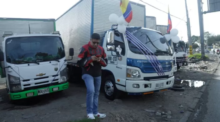 Transportadores rechazan bloqueos en vía hacia Buenaventura, Valle del Cauca, afectando comercio exterior y movilidad. Presidente de AGT advierte sobre situación crítica. Transportadores rechazan bloqueos en vía hacia Buenaventura, Valle del Cauca, afectando comercio exterior y movilidad. Presidente de AGT advierte sobre situación crítica.