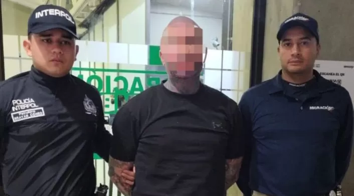 capturado estadounidense con circular roja de INTERPOL