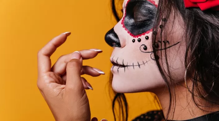 Cómo proteger su piel del daño causado por el maquillaje de Halloween Cómo proteger su piel del daño causado por el maquillaje de Halloween