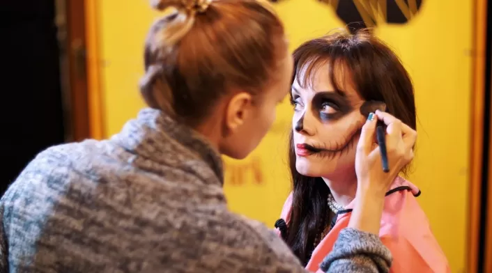 Cómo proteger su piel del daño causado por el maquillaje de Halloween Cómo proteger su piel del daño causado por el maquillaje de Halloween