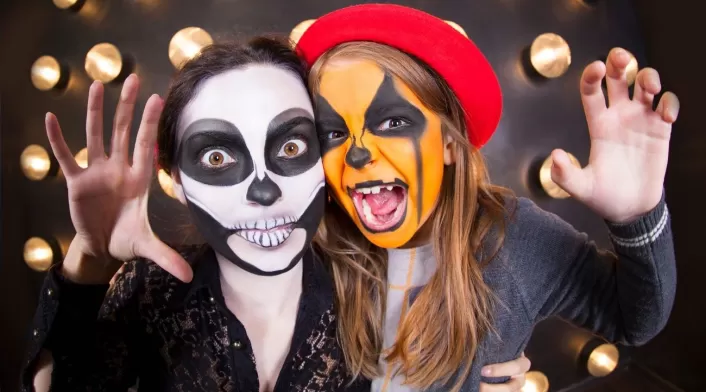 Cómo proteger su piel del daño causado por el maquillaje de Halloween Cómo proteger su piel del daño causado por el maquillaje de Halloween